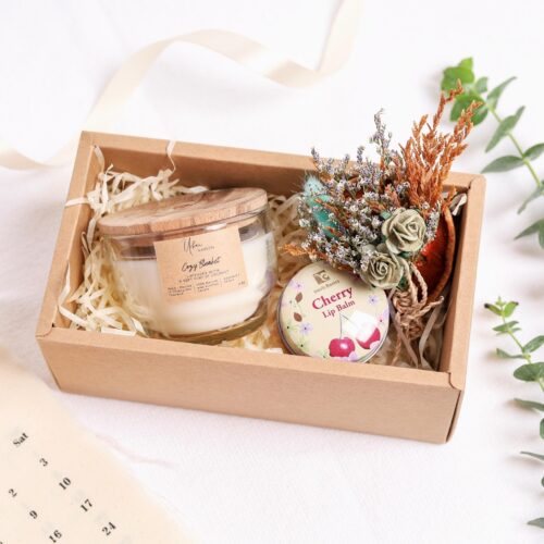 Soy Scented candle gift box for her. Best ideas for small gift comes with soy candle, Lip balm, dried flower and personalised gift card