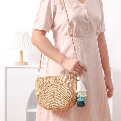 wicker purse shoulder bag with tassel. so cute for everyday looks
