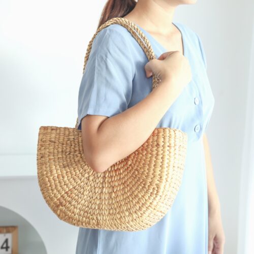 Basket tote made from raffia.
