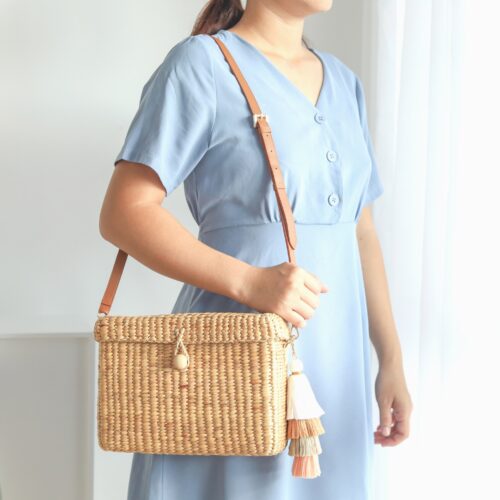 vintage straw woven crossbody bag with detachable strap.